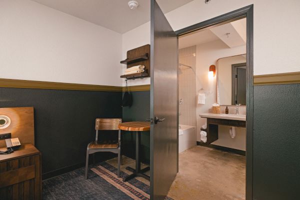 Accessible Single King room bathroom